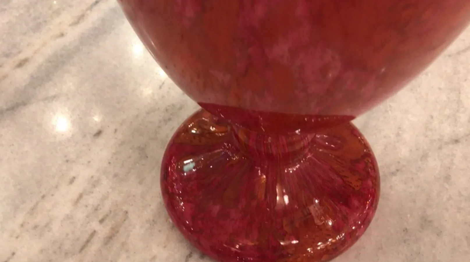 زجاج موقّع قديم لشناكدر بألوان حمراء، أنيق.