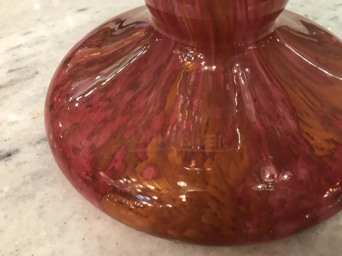 Vetro antico firmato da Schneider, in tonalità rosa e marrone, con un ambiente decorativo.