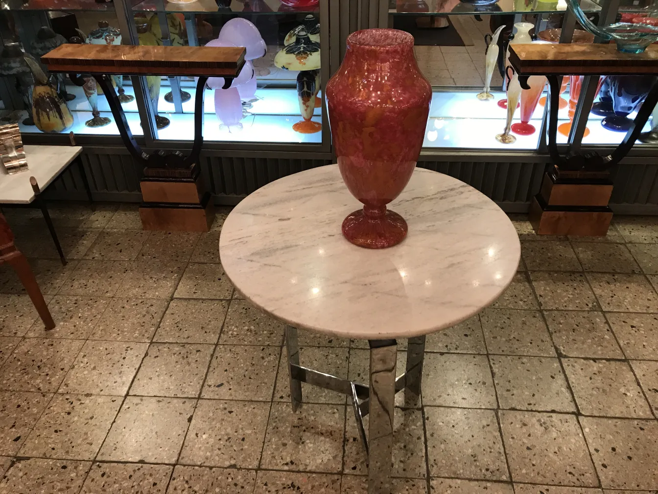 Vase en verre signé avec une finition brillante et colorée