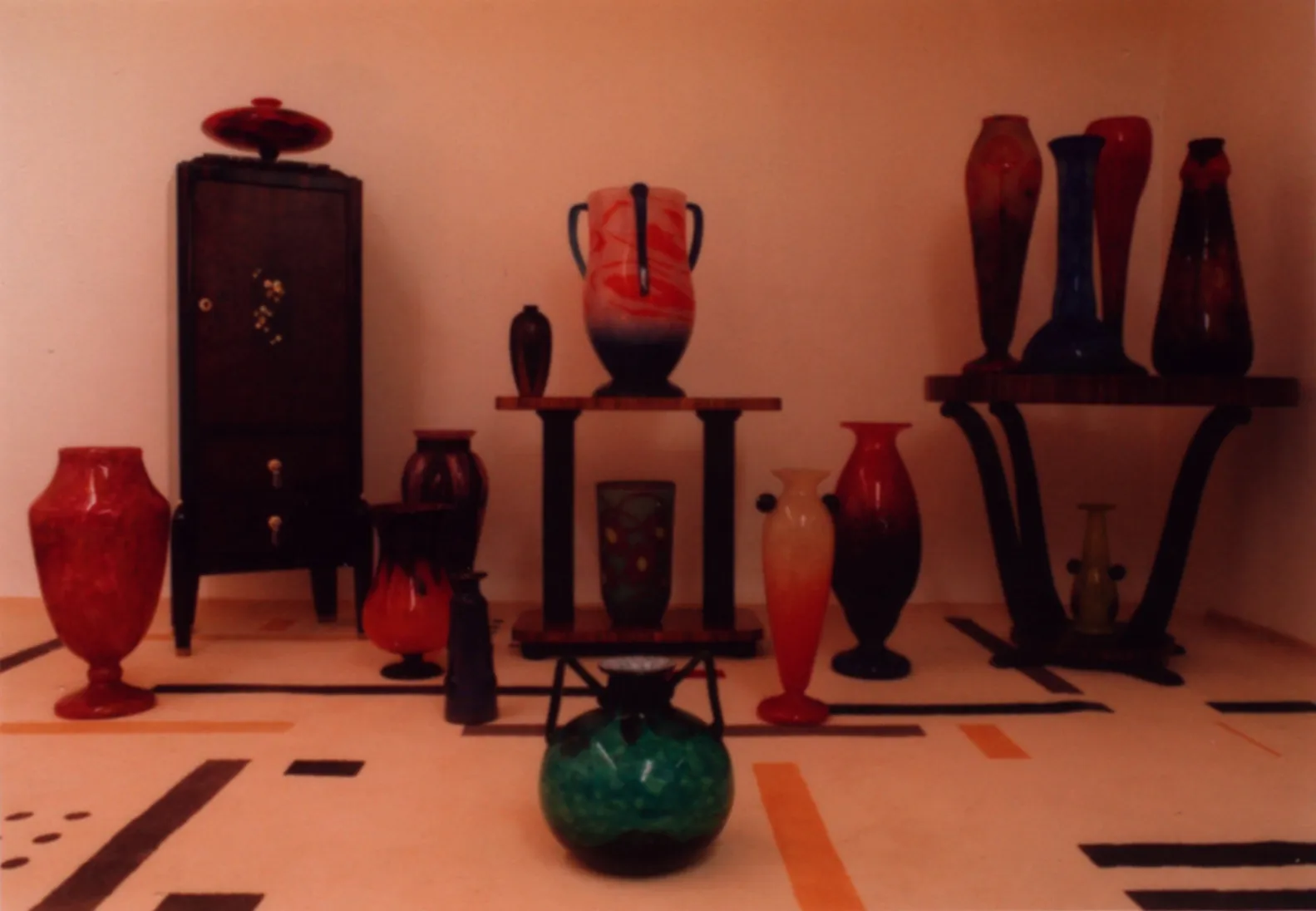 Verre signé Schneider dans un cadre antique décoratif.