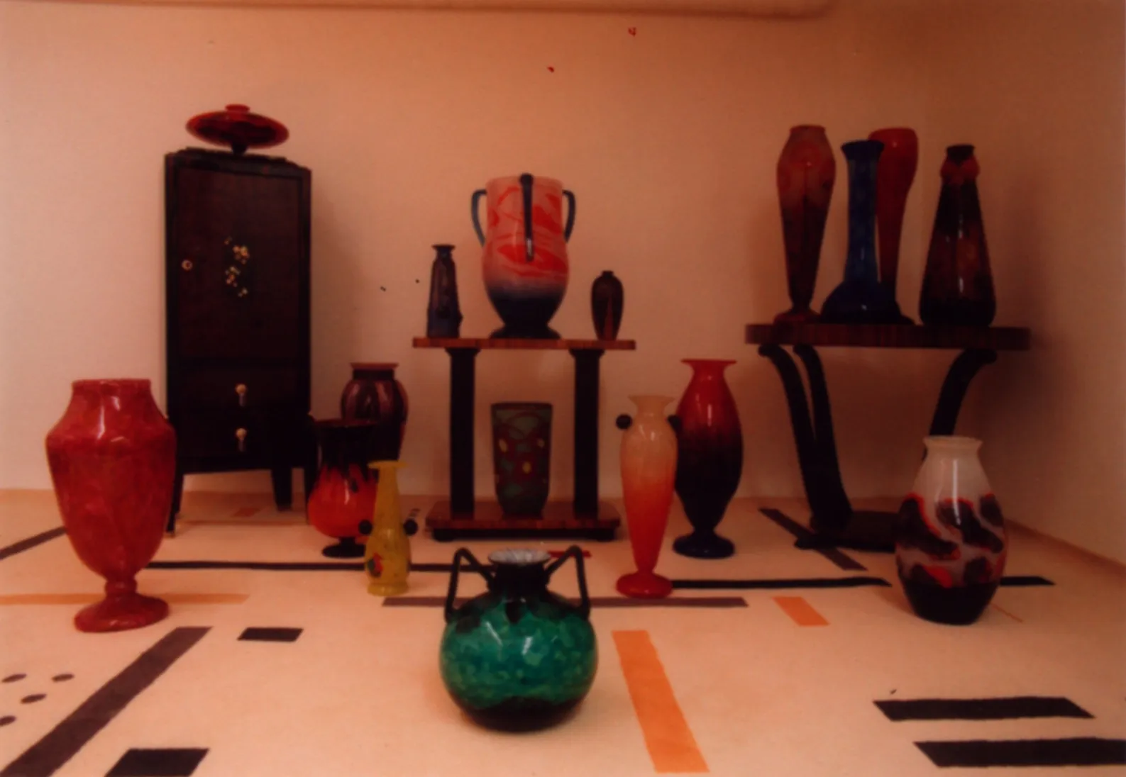 vidro antigo assinado Schneider, decorado com cores vibrantes em um cenário clássico