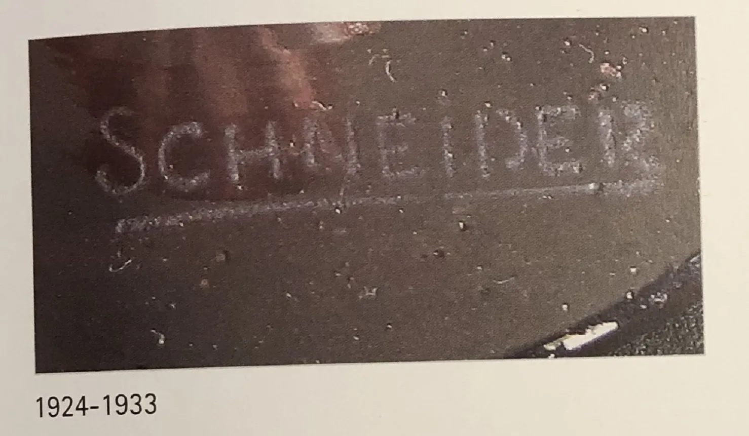 Signiertes Glas von Schneider mit klarer Unterschrift und feinen Details.