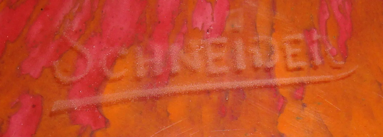 Vidrio antiguo con la firma de Schneider, color vibrante y detalles decorativos.