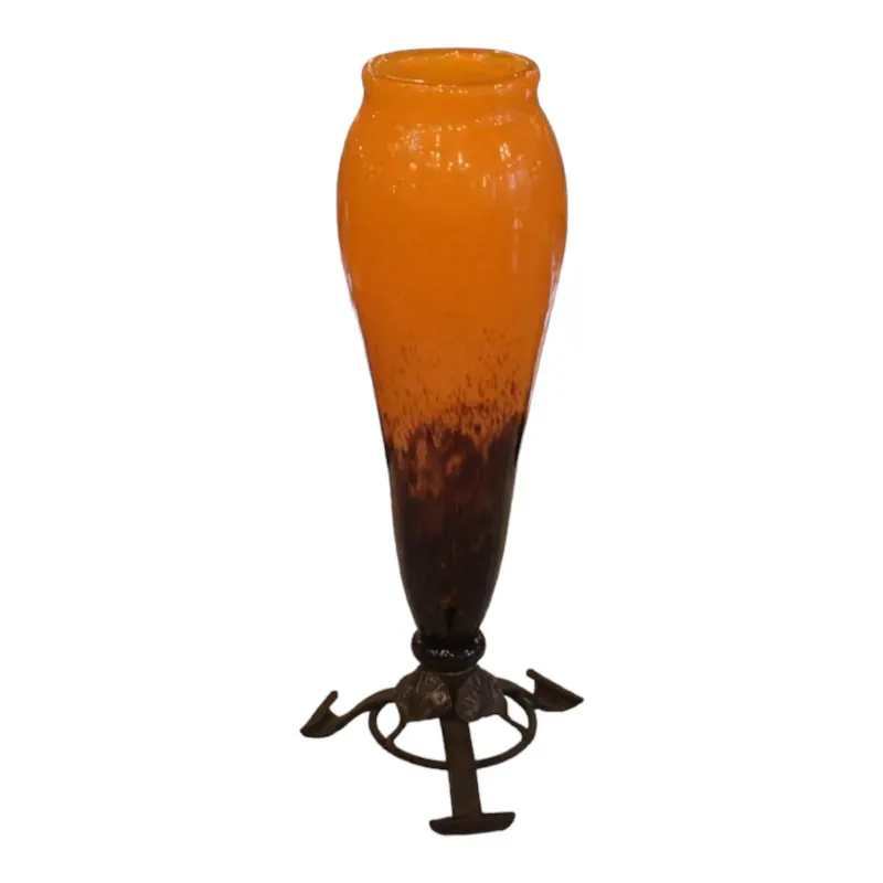 Vaso de vidro assinado Schneider com base decorativa