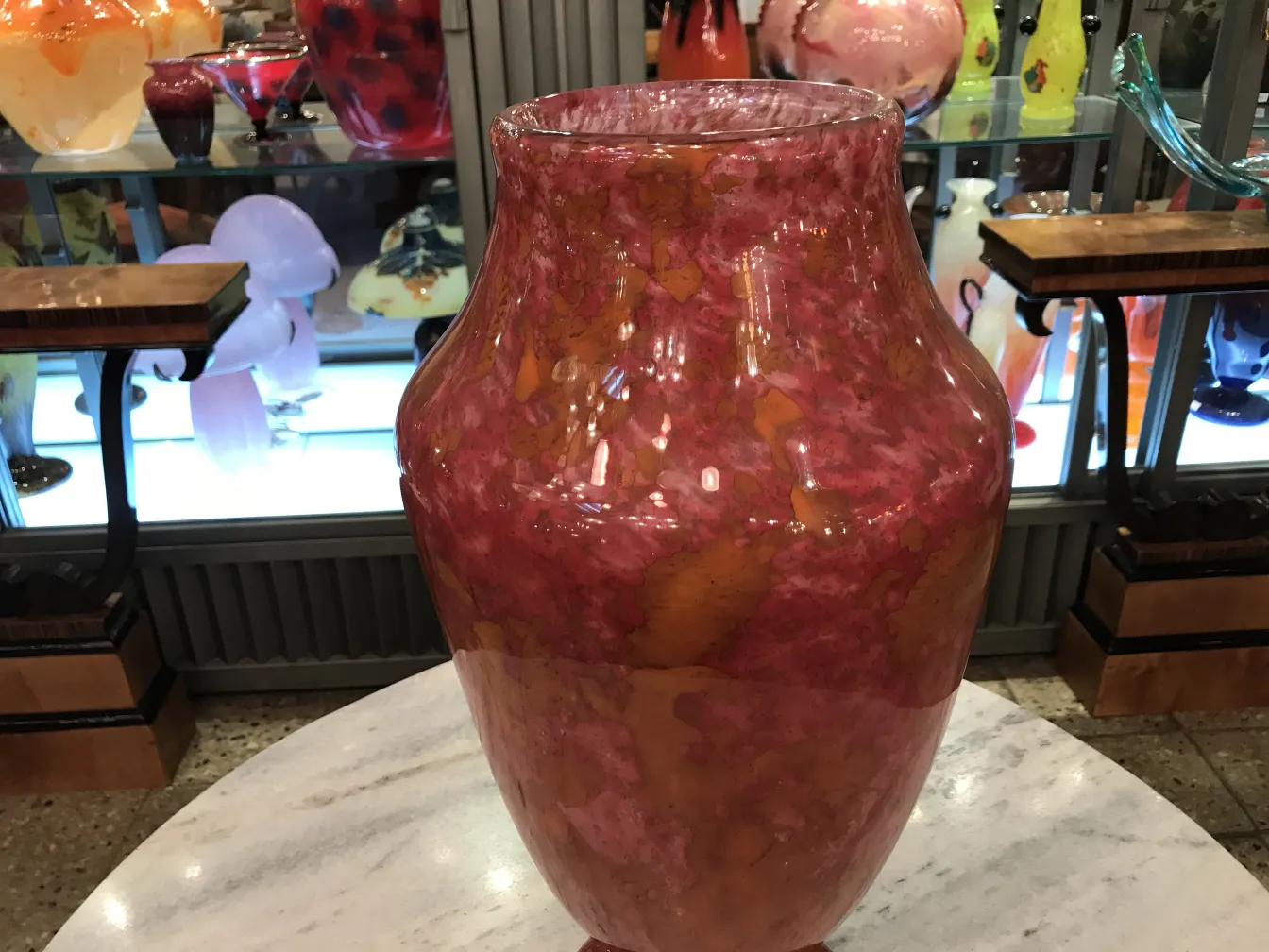 Vase ancien aux teintes roses et jaunes, verre signé.