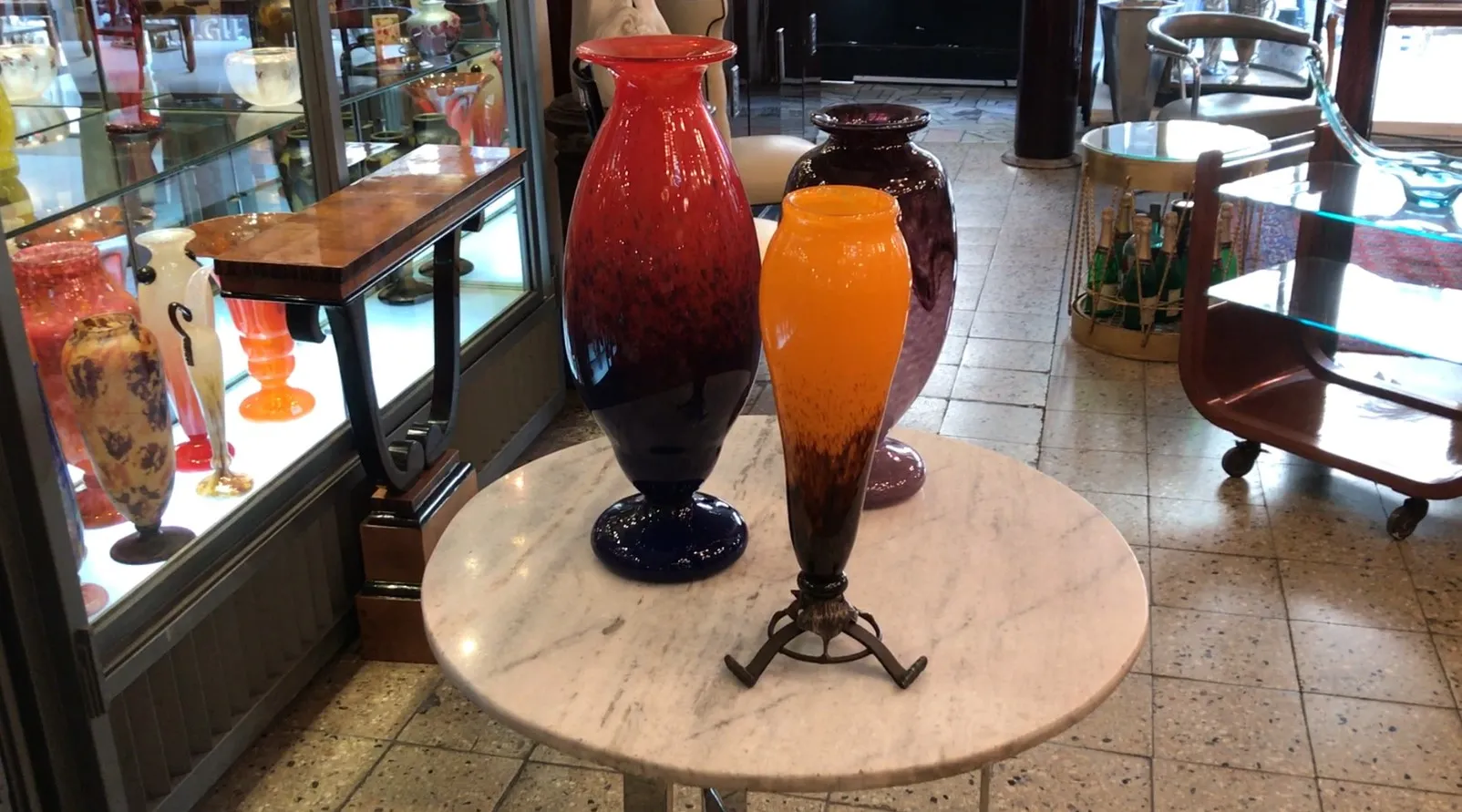 Terceiro vaso decorativo de vidro na mesa