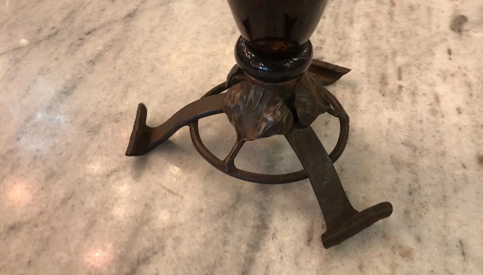 Verre signé par Schneider avec une base décorée, antiquité.