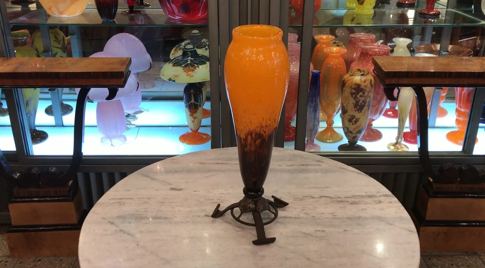 古董蓝色和黄色签名玻璃，背景有其他物品