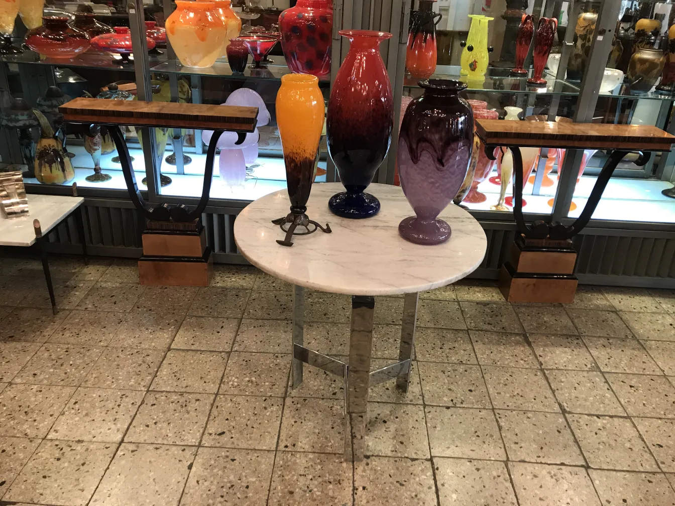 verre antique signé Schneider avec un design coloré