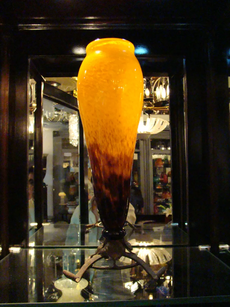 vase antiquário com cor âmbar e detalhes escuros na base.