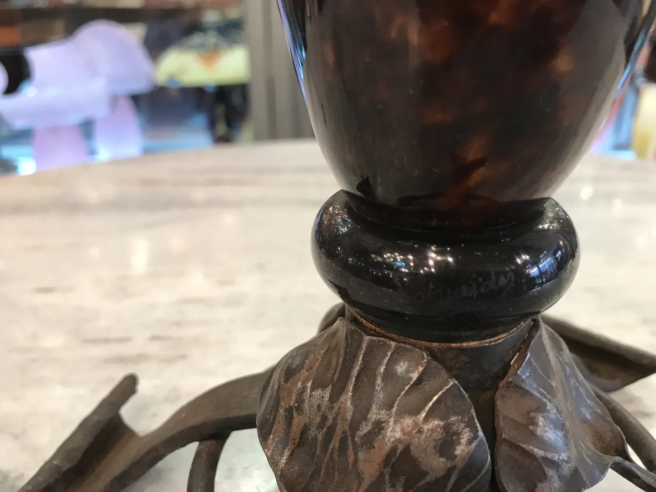 Base de un vaso firmado, detalles en la parte inferior