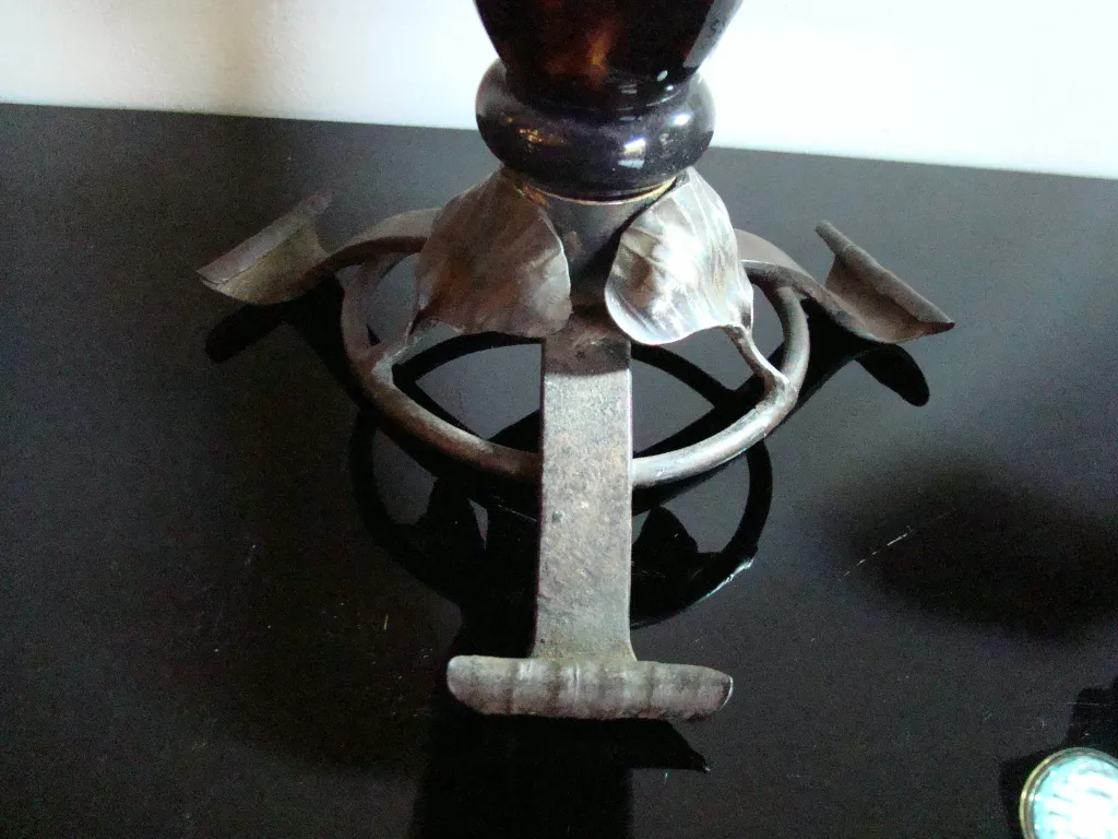 base en métal avec design floral et verre décoratif de Schneider