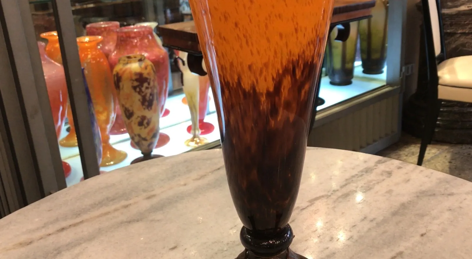 Vaso antico in vetro firmato da Schneider in tonalità ambra