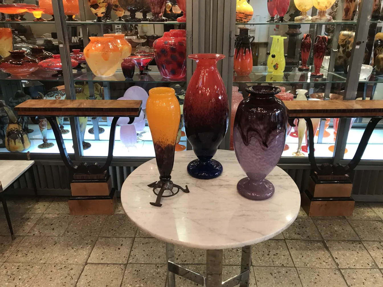 vidro antigo assinado de Schneider em uma mesa decorativa