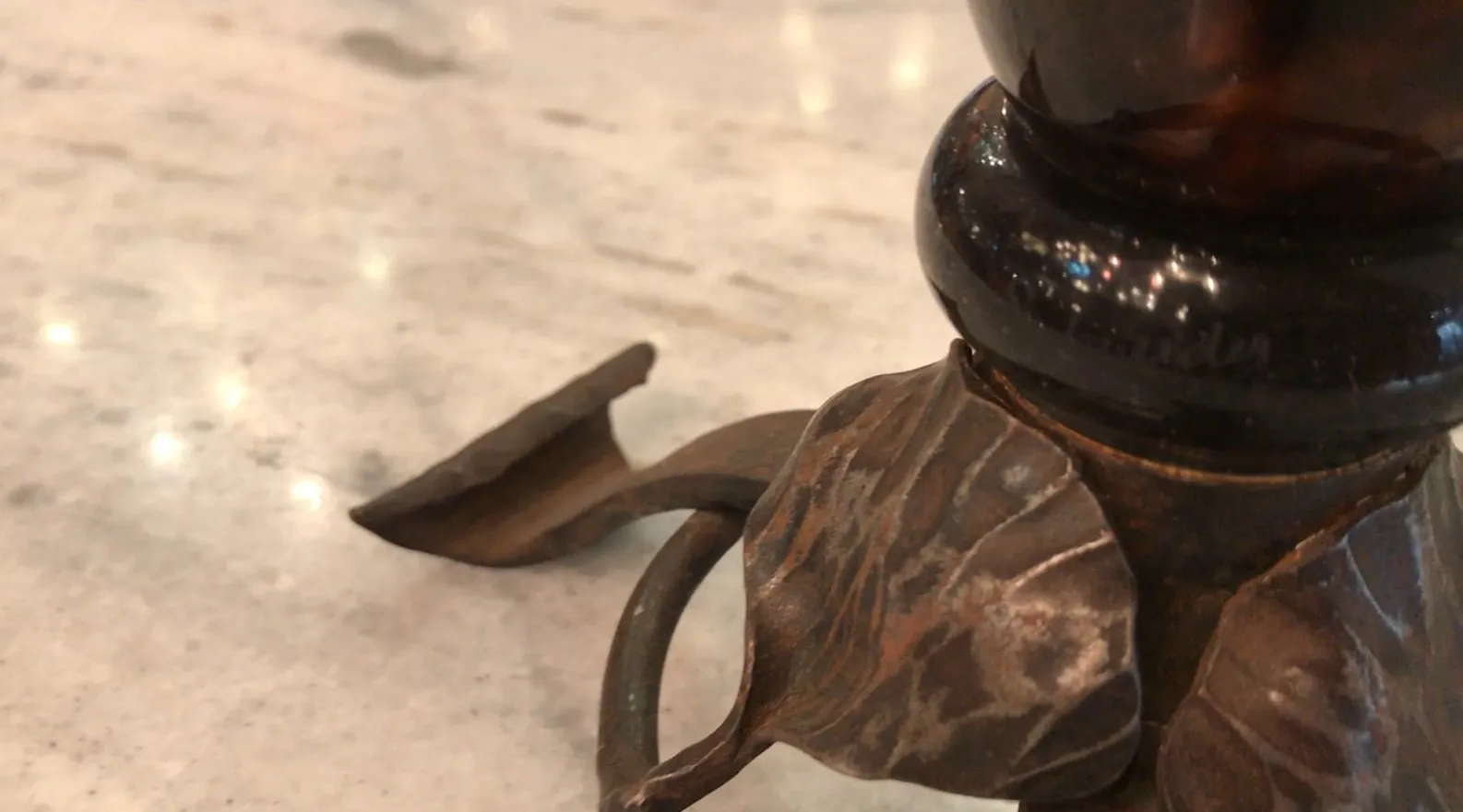 vidrio antiguo firmado por schneider en un entorno elegante