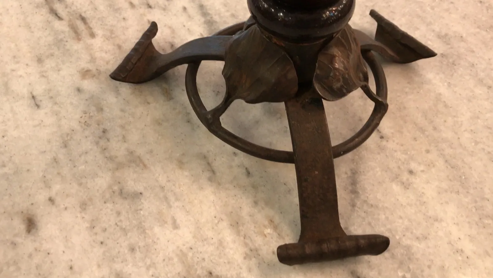 قطعة أثرية مع زجاج موقّع من شناعدر، تفاصيل القاعدة