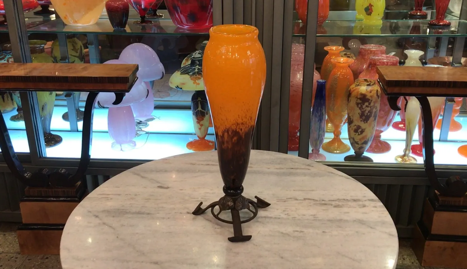 Vetro antico firmato da Schneider in arancio e marrone.