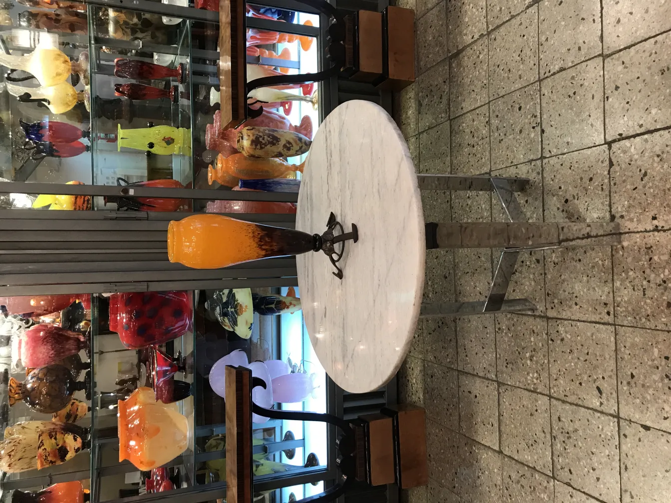 vaso antiguo firmado de schneider con detalles visibles