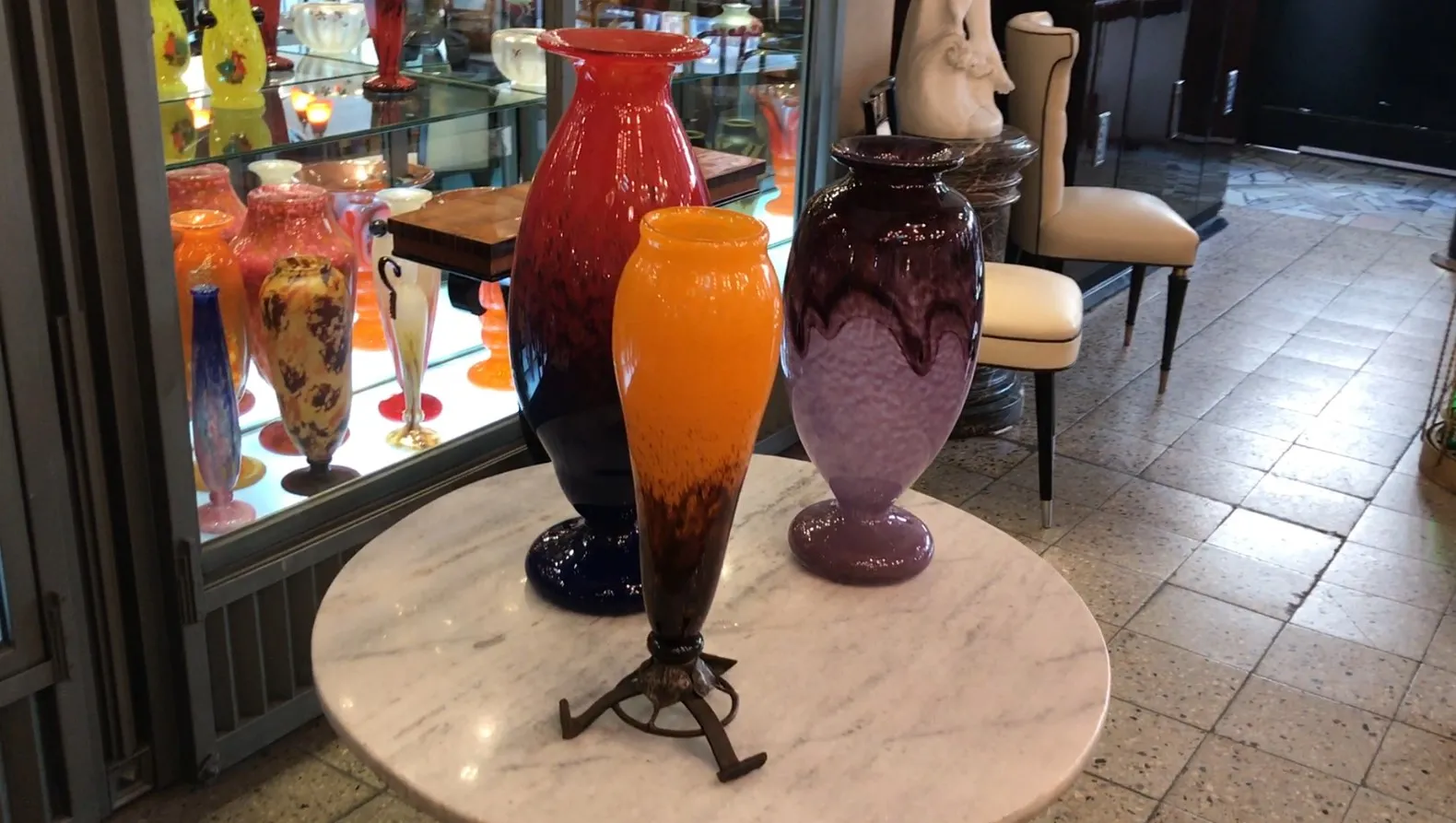 Vidrio firmado de Schneider en tonos vibrantes, decorativo en espacio antiguo.