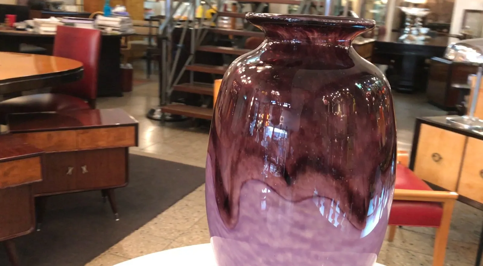 vase antique signé avec des détails violets