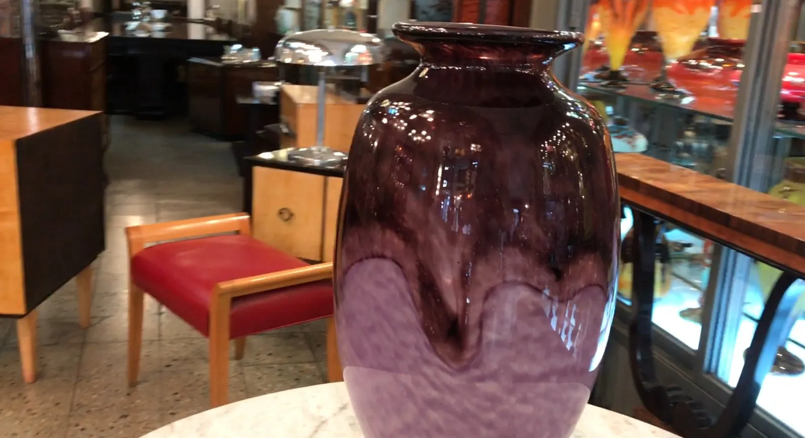 Vaso antico in tonalità viola con firma Schneider