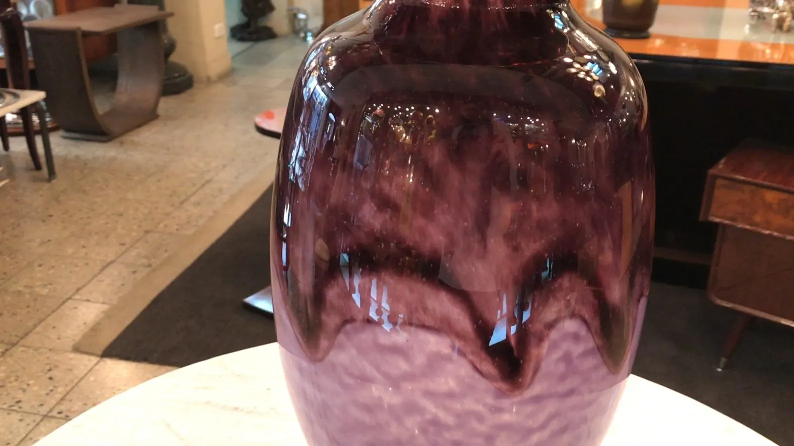 Verre antique signé par Schneider dans des nuances de violet, présenté élégamment.