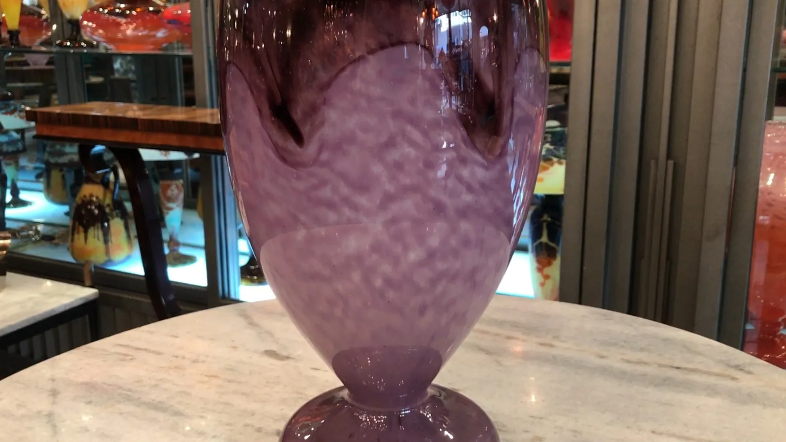 verre ancien avec signature, couleur violet, cadre élégant