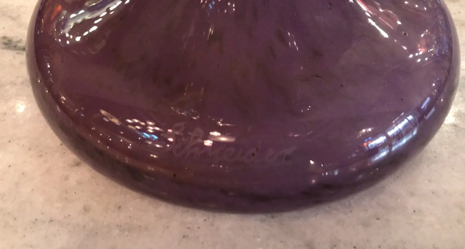 antikes Glas mit Schneider-Unterschrift, zarte Details, dekorativer Hintergrund