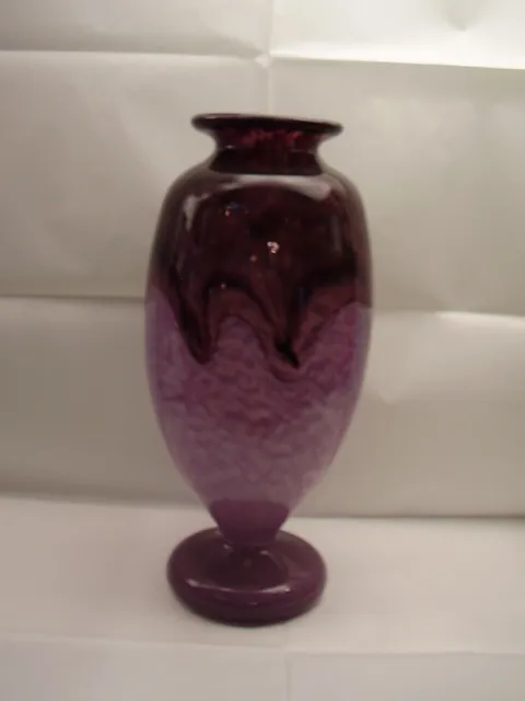 belle jarre en verre antique signée de couleur violette