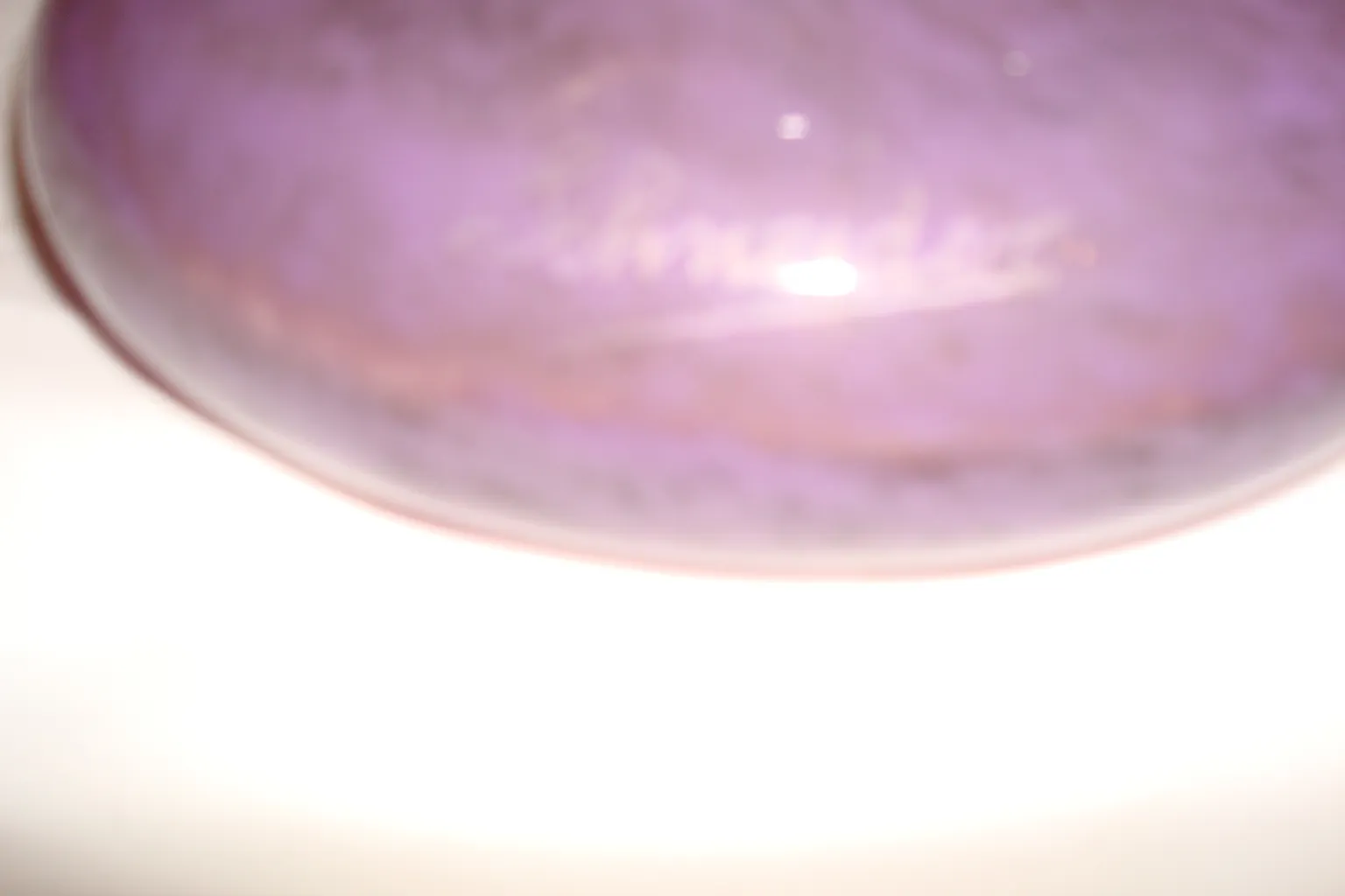 vidro antigo assinado com tons sutis de roxo