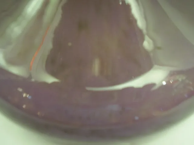 detail von signiertem Glas von Schneider, sanfter Hintergrund