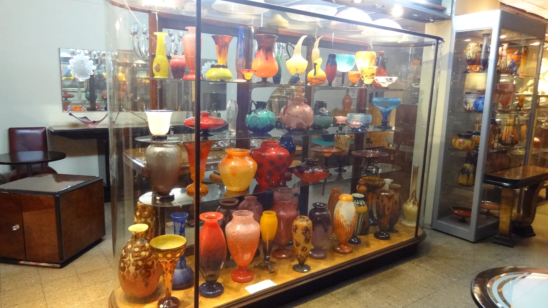 vetro firmato di Schneider con colori vivaci e forme varie in esposizione di antiquariato