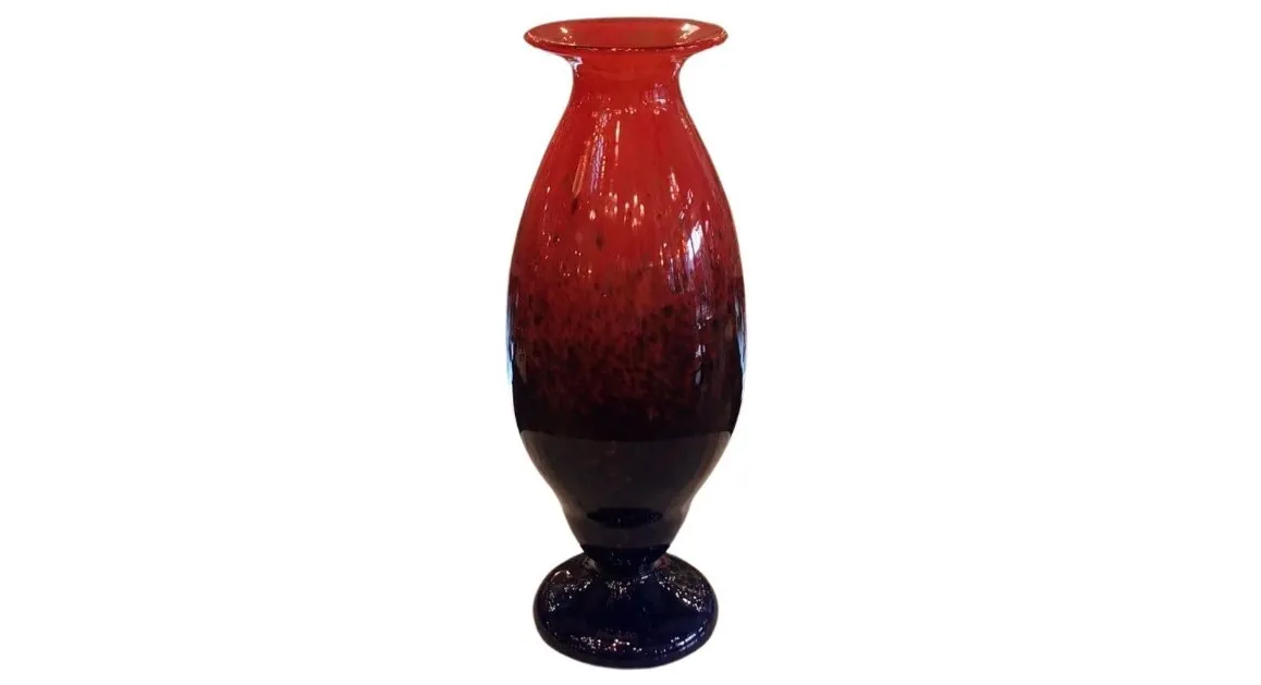 Antiquité verre signé par Schneider en rouge et noir avec base ronde.