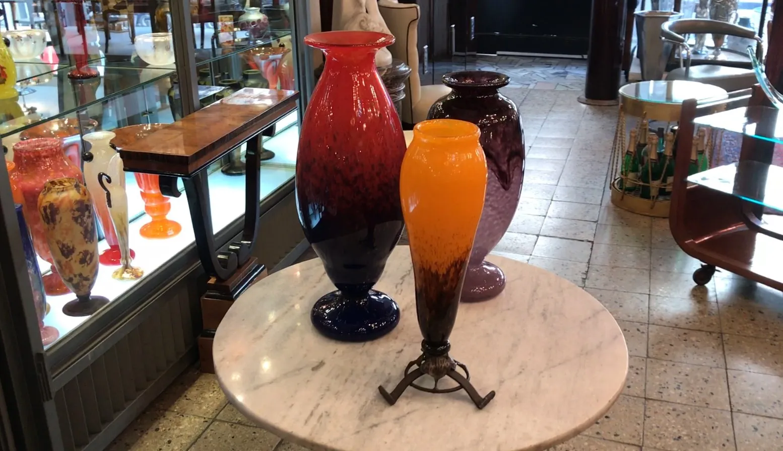 Trois vases en verre anciens sur une table