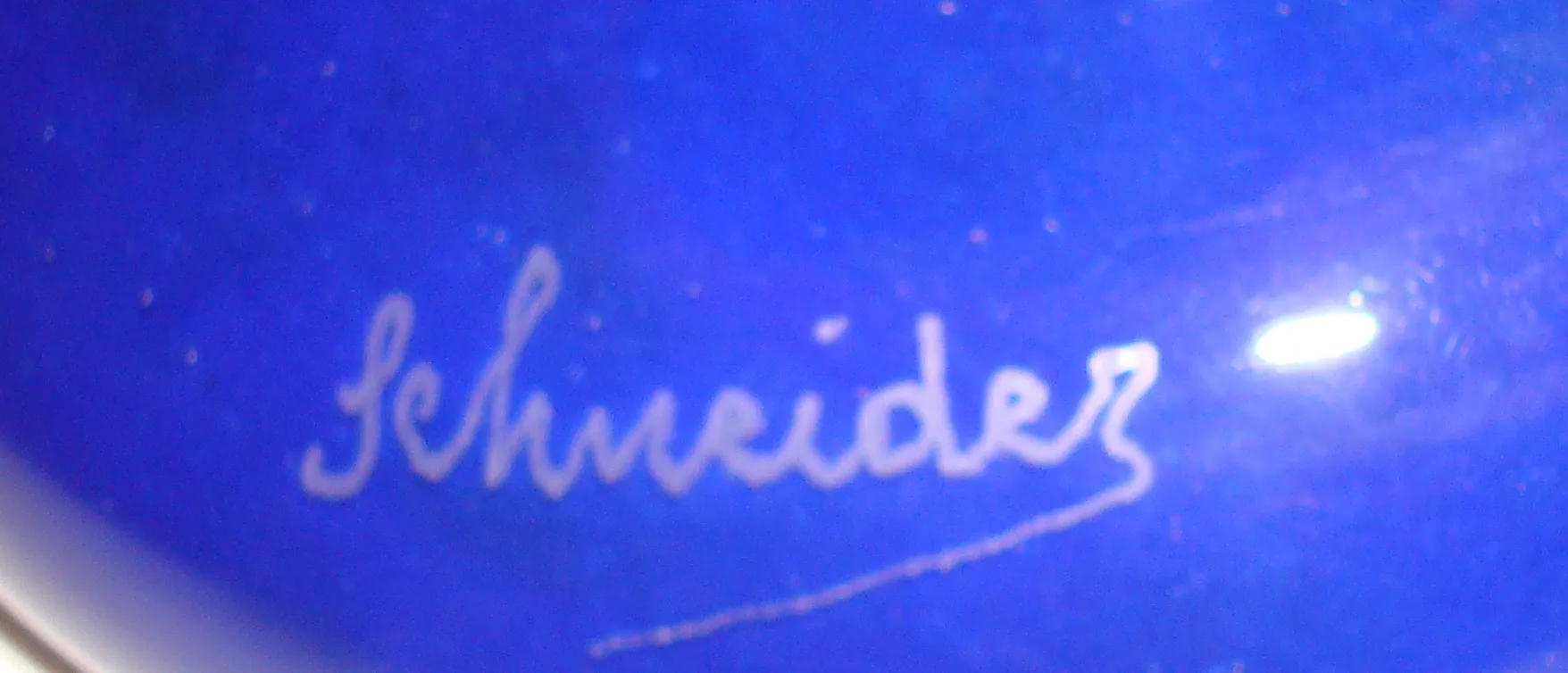 vetro antico con firma di Schneider su sfondo blu