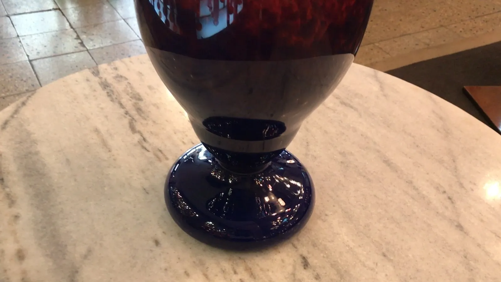 antikes signiertes glas mit blauer basis und konischer form