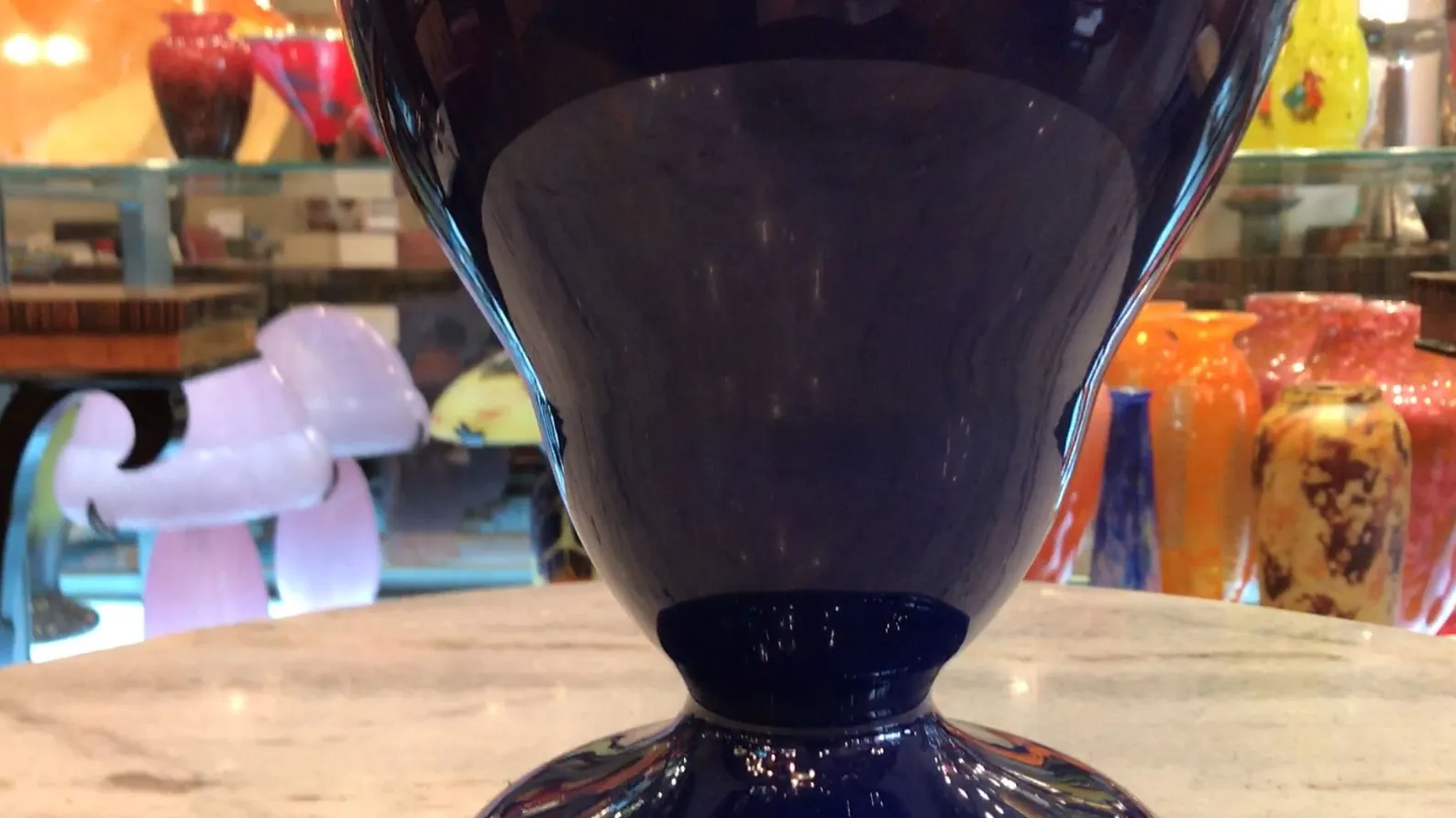 Verre signé de Schneider dans un cadre antique coloré.