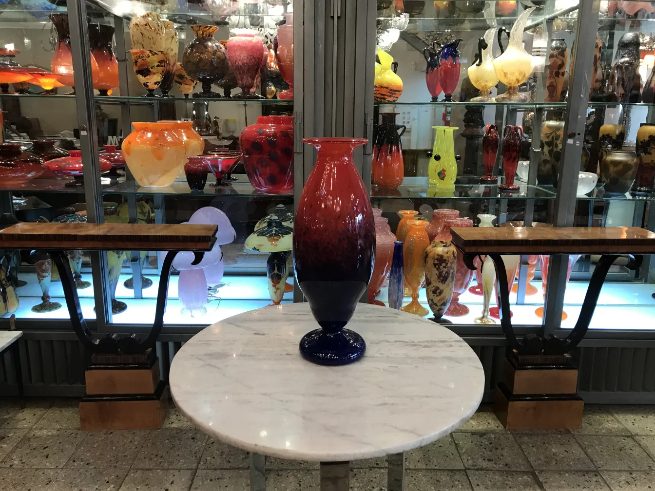 vase aus signiertem glas von schneider, dekoriert mit leuchtenden farben in der ausstellung