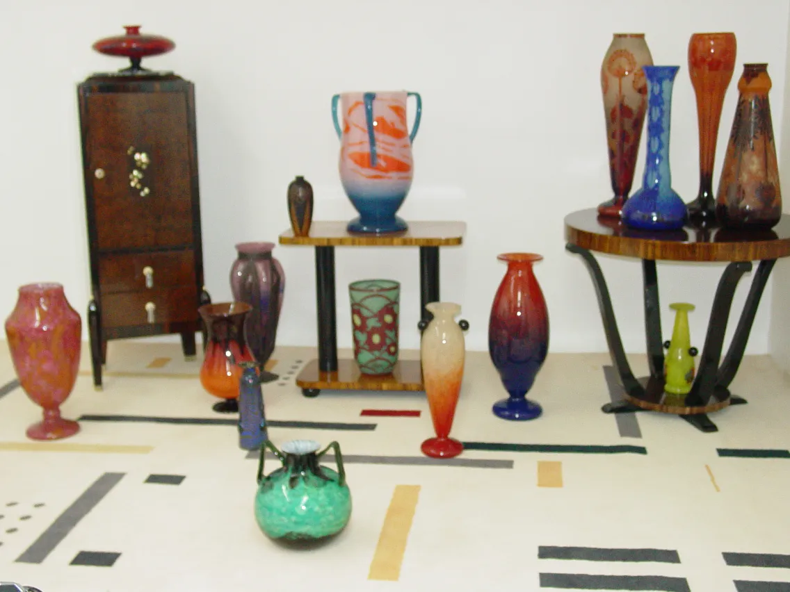 Vetro firmato di Schneider in un ambiente elegante con forme artistiche.