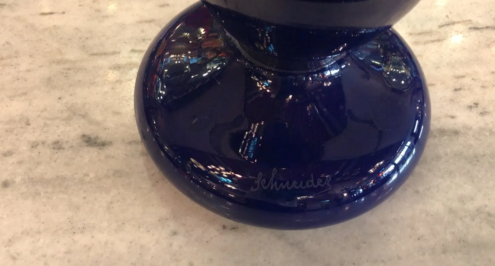 vetro antico firmato da Schneider, elegante design blu