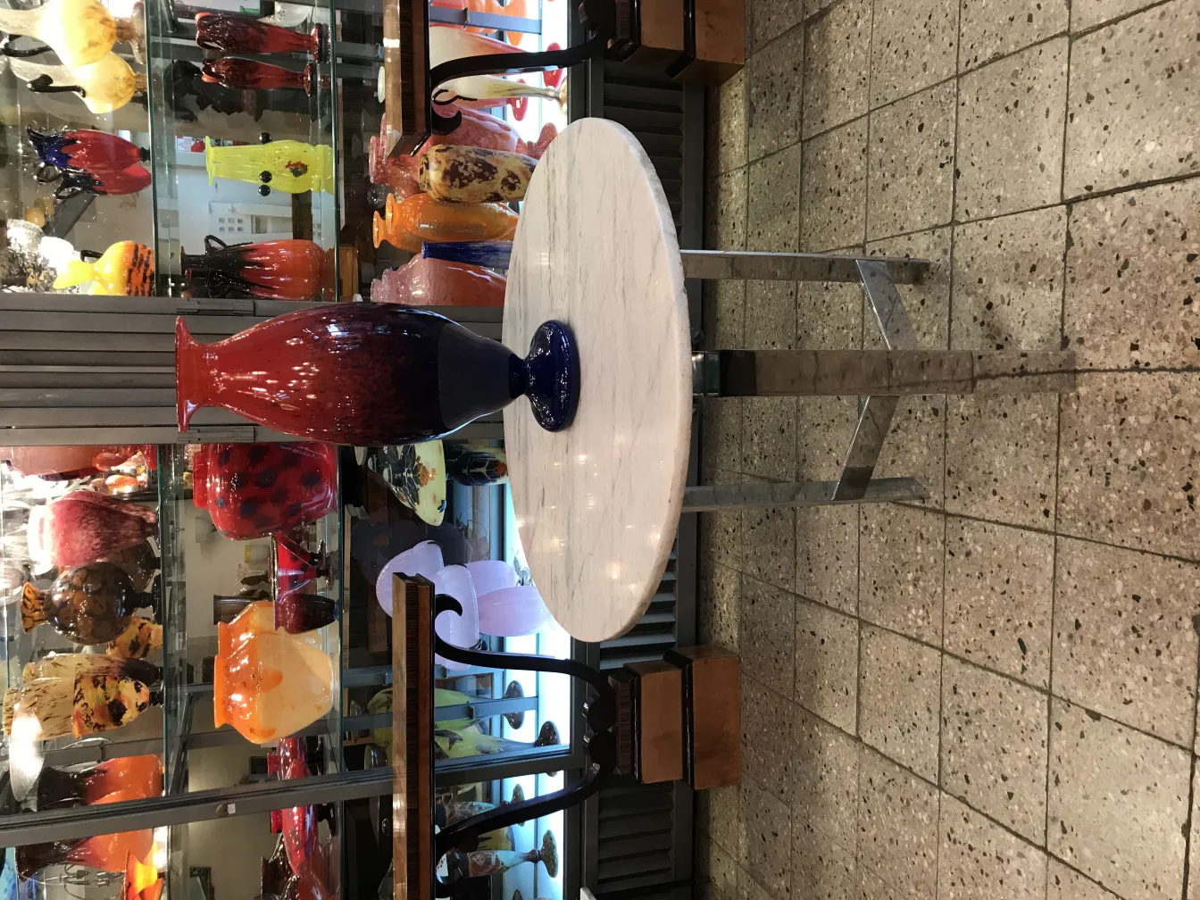 vase antigo de vidro assinado, cores vermelha e azul, fundo decorativo