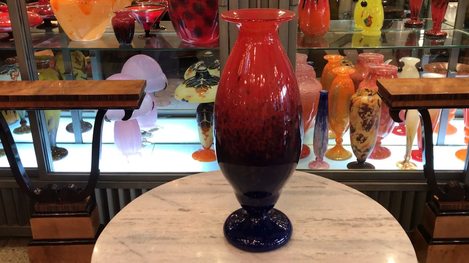 verre ancien avec un design distinctif et coloré, arrière-plan illustratif