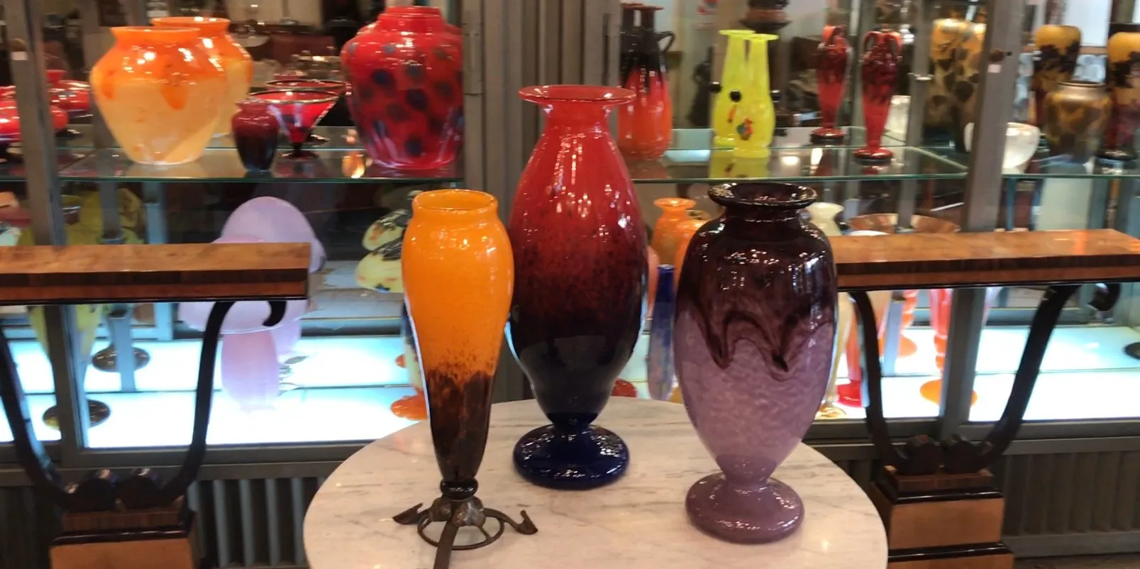 Verre signé intrigant dans un contexte d'antiquités