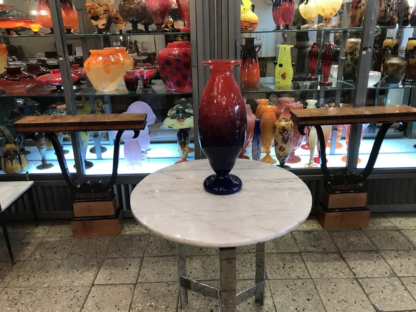 Antikes mit Schneider unterschriebenes Glas in einer Sammlung.