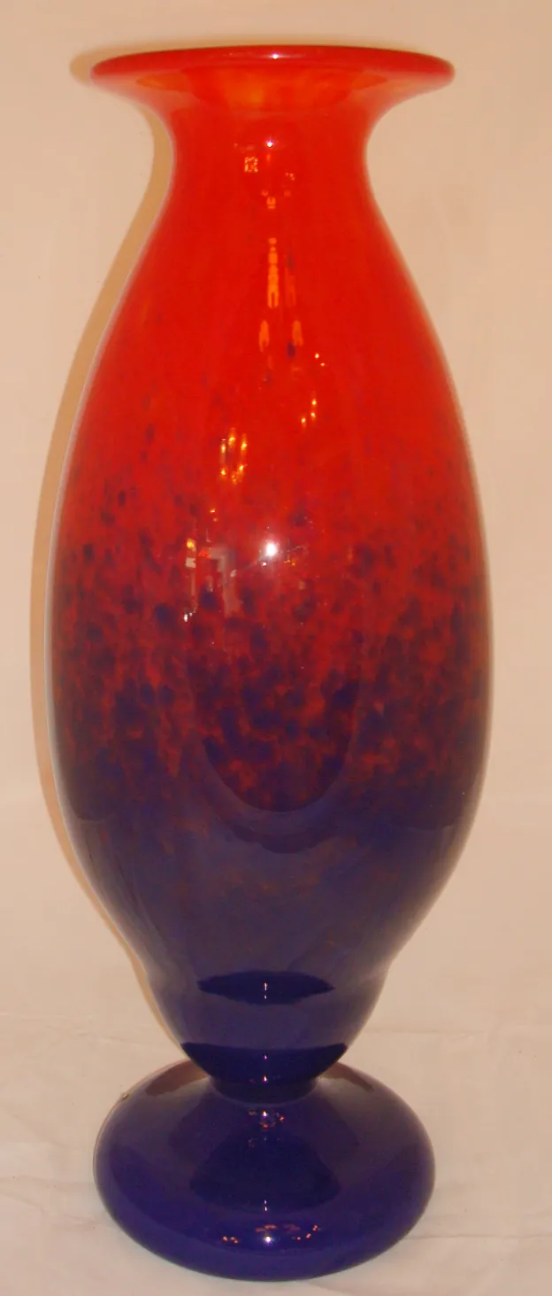 Vase ancien avec base bleue et rouge, verre signé Schneider.
