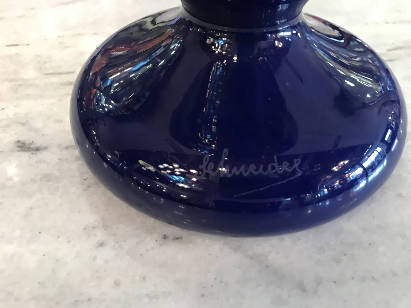 verre ancien bleu avec signature schneider à la base