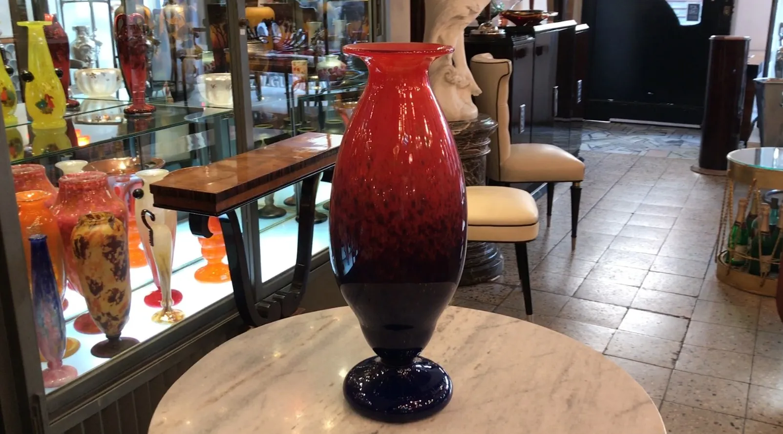 vaso antigo de vidro assinado schneider francês em um ambiente decorativo