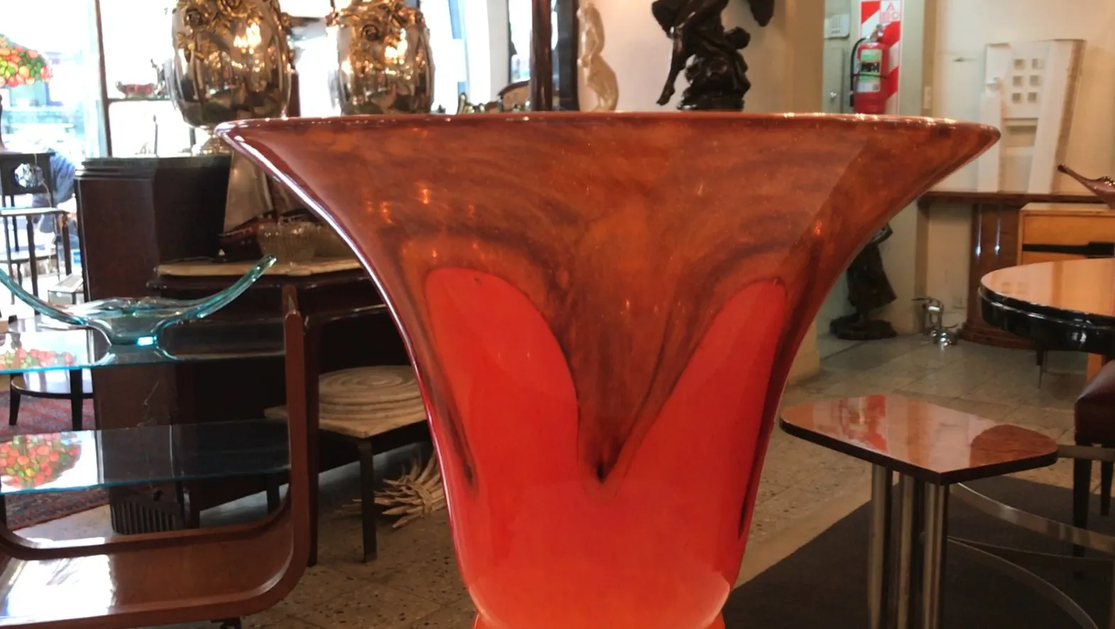 antike dekorative Glasstück mit Schneider-Unterschrift, rote Nuancen und elegante Formen