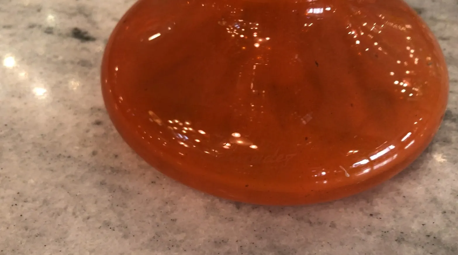 Vidro assinado Schneider laranja com detalhes decorativos