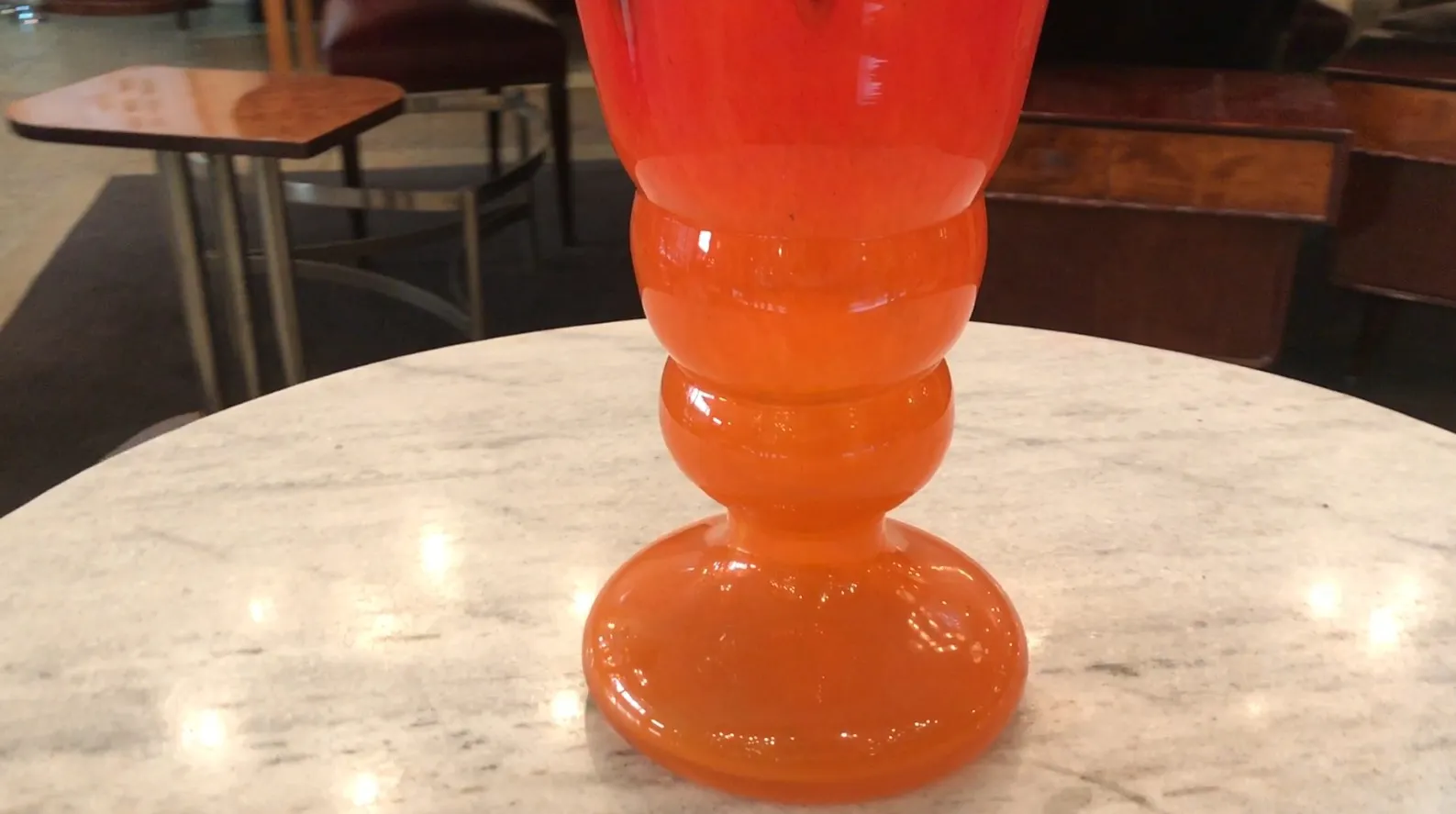 verre signé par schneider avec design coloré dans un cadre accueillant